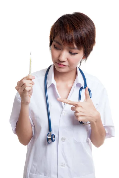 Закройте молодую азиатскую женщину-врача термометром . — стоковое фото