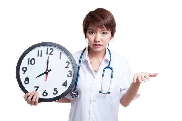 Rozhněvaný mladý asijské ženské doktor s hodinami. — Stock fotografie