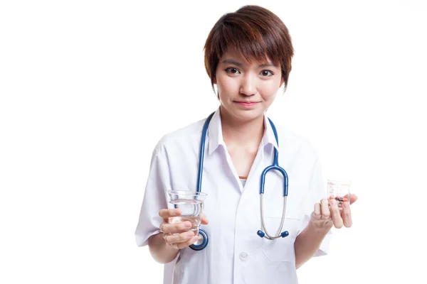 Jeune asiatique femme médecin avec de l'eau et de la médecine . — Photo