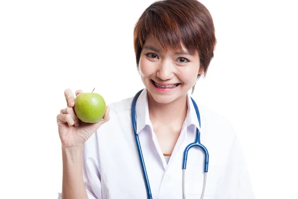 Junge asiatische weibliche Arzt Lächeln zeigen einen Apfel. — Stockfoto