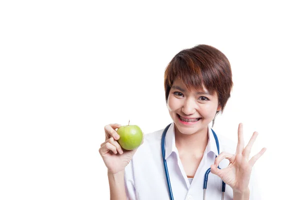 Young Asian female doctor show OK with apple. — Stock Photo, Image