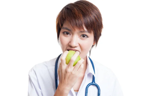 Junge asiatische Ärztin essen Apfel. — Stockfoto