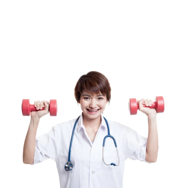 Jovem asiática médica com haltere em ambas as mãos . — Fotografia de Stock