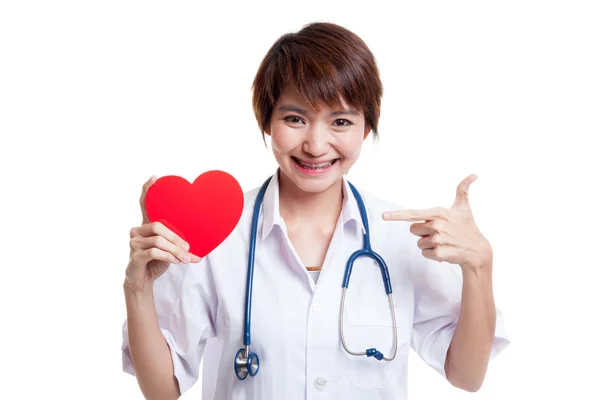 Jonge Aziatische vrouwelijke arts wijs rood hart. — Stockfoto