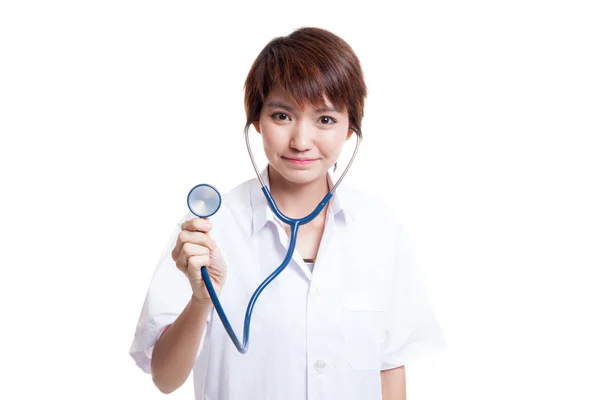 Młodych azjatyckich kobiet lekarza z stetoskop. — Zdjęcie stockowe