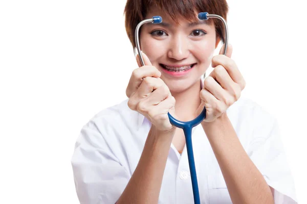 Junge asiatische Ärztin zeigt Stethoskop-Fokus bei Stethoskop. — Stockfoto