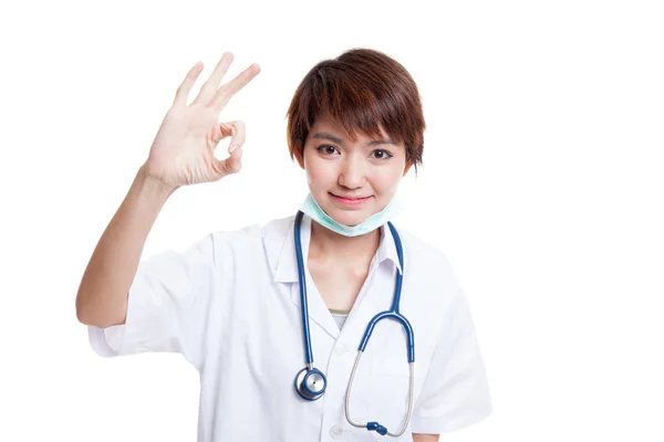 Jonge Aziatische vrouwelijke arts Ok teken weergeven. — Stockfoto
