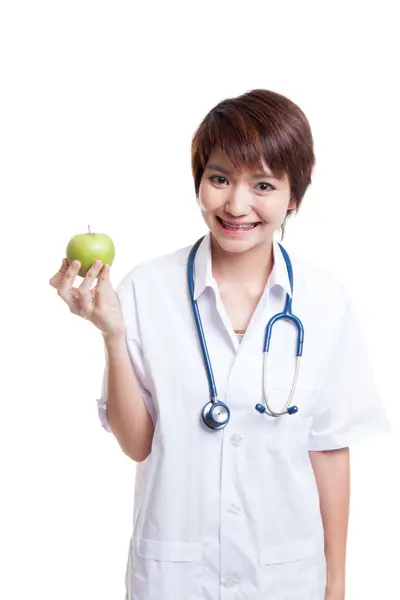 Unga asiatiska kvinnliga läkare visar ett äpple. — Stockfoto
