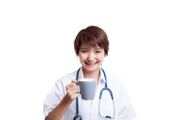Joven asiática médico sostener un taza y sonrisa . —  Fotos de Stock
