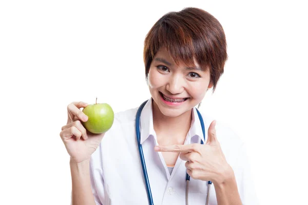 Giovane asiatico femmina medico punto a un apple . — Foto Stock