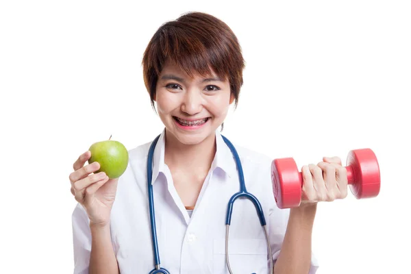 Joven asiática médico hold manzana y dumbbell . —  Fotos de Stock