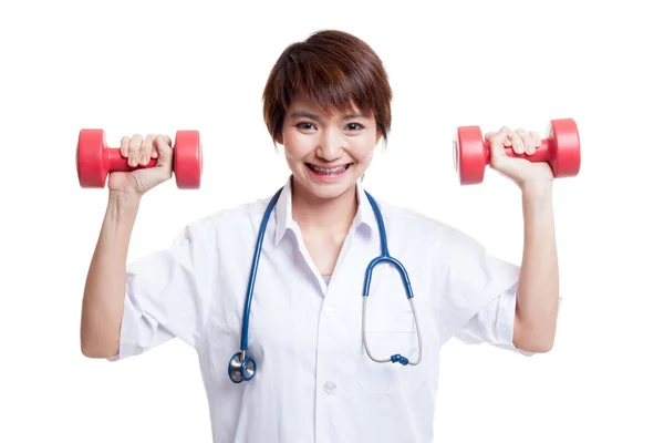 Genç Asyalı kadın doktor her iki elinde dumbbells ile. — Stok fotoğraf