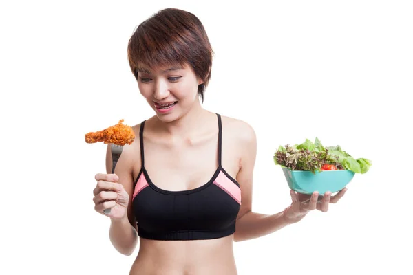 Schöne asiatische gesunde Mädchen mit Salat und gebranntem Huhn — Stockfoto