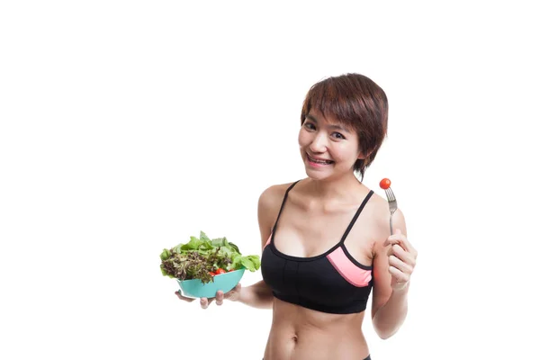 Азиатская здоровая девочка с удовольствием ест салат . — стоковое фото