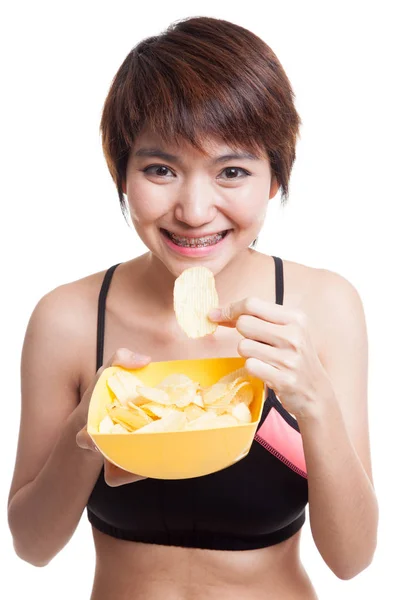 Hermosa chica sana asiática comer papas fritas . — Foto de Stock