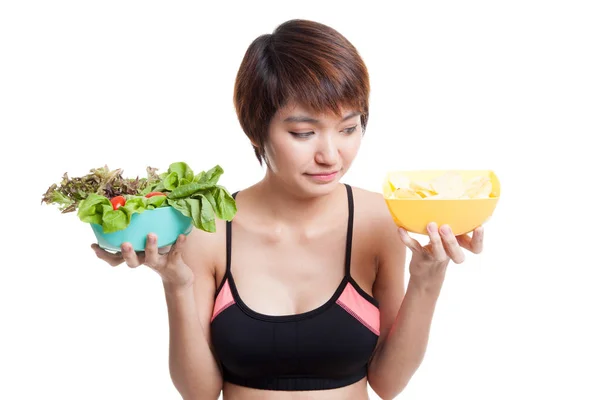 Schöne asiatische gesunde Mädchen Salat und Kartoffelchips. — Stockfoto