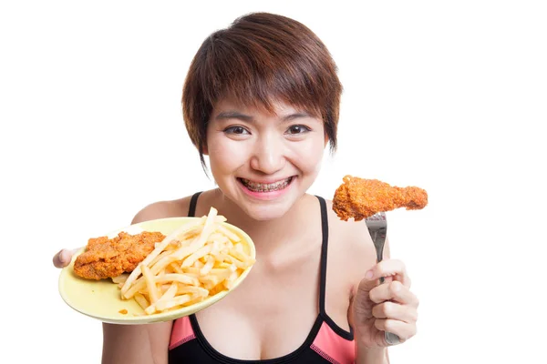 Hermosa chica sana asiática con papas fritas y pollo al horno — Foto de Stock