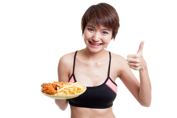Hermosa chica sana asiática con papas fritas y pollo al horno — Foto de Stock