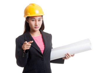 Planları ile gösteren Asyalı mühendisi kadın.