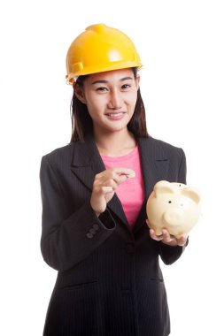 Bir madeni para ve domuz para banka Asya mühendis kadınla.