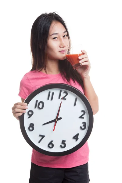 Joven mujer de negocios asiática con jugo de tomate y reloj . —  Fotos de Stock