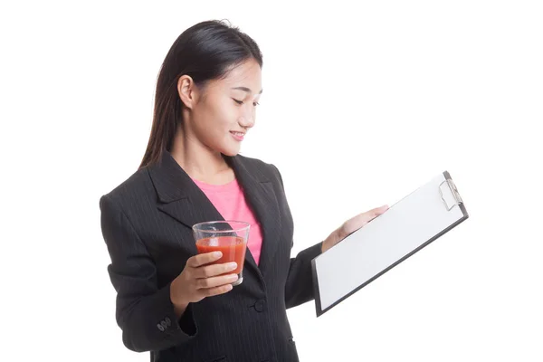 Mulher de negócios asiática com prancheta e suco de tomate . — Fotografia de Stock