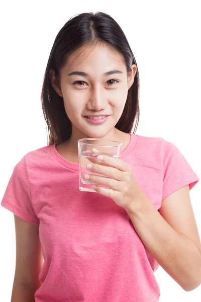 Jovem mulher asiática com um copo de água potável . — Fotografia de Stock