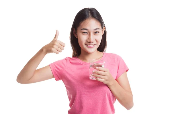 Ung asiatisk kvinna tummen upp med ett glas vatten. — Stockfoto