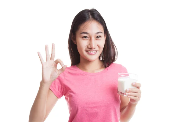 Gesunde asiatische Frau trinken ein Glas Milch zeigen ok Zeichen. — Stockfoto