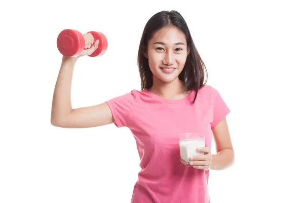 Gesunde asiatische Frau trinkt ein Glas Milch und Hantel. — Stockfoto