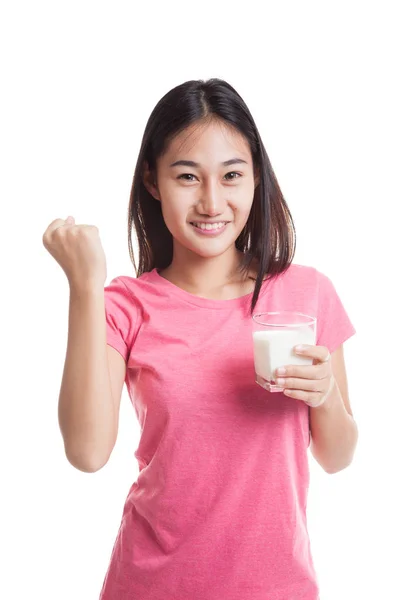 Gesunde asiatische Frau trinkt ein Glas Milch. — Stockfoto