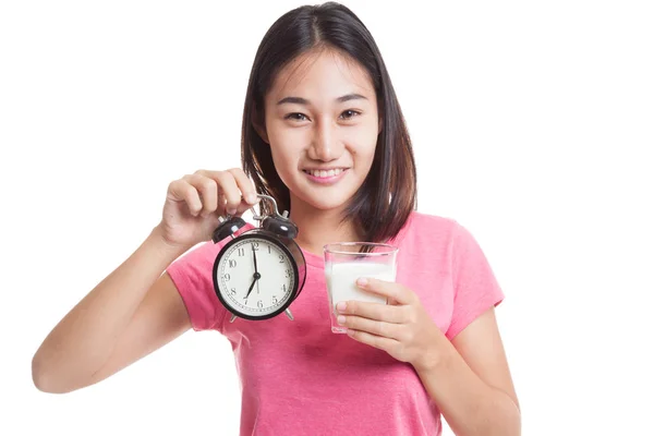 Gesunde asiatische Frau trinkt Glas Milch halten Uhr. — Stockfoto