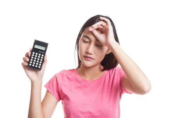 Asiática mujer de negocios tiene dolor de cabeza con calculadora . — Foto de Stock