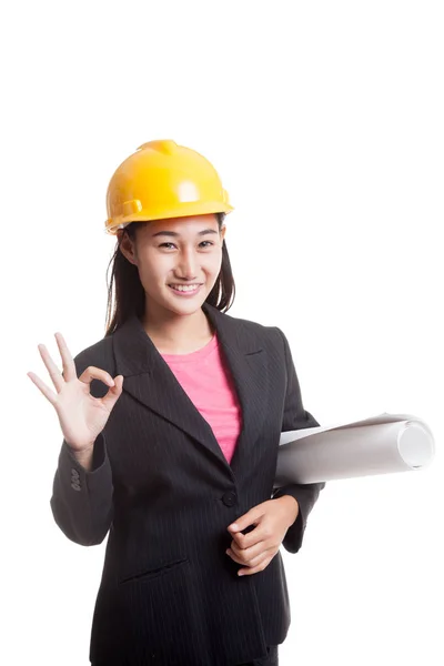 Azjatycki inżynier kobieta z plany Pokaż Ok ręka znak. — Zdjęcie stockowe