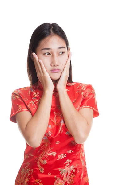 Triest Aziatisch meisje in chinese cheongsam jurk. — Stockfoto