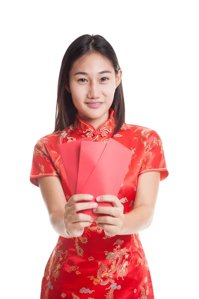 Azjatyckie dziewczyny w chiński cheongsam sukienka z czerwoną kopertę. — Zdjęcie stockowe