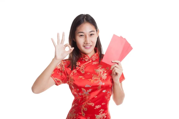 Asiatisk tjej i kinesiska cheongsam klänning Visa Ok med röda kuvertet. — Stockfoto