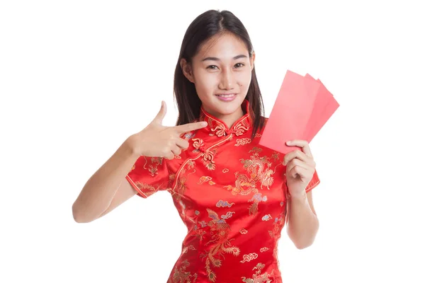 Aziatische meisje in chinese cheongsam jurk punt aan rode envelop. — Stockfoto