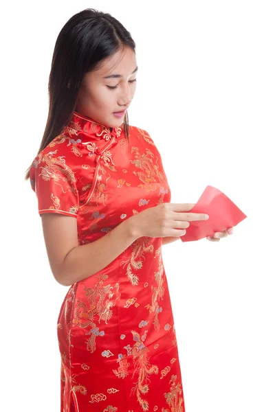 Asiatisk tjej i kinesiska cheongsam klänning med röda kuvertet. — Stockfoto