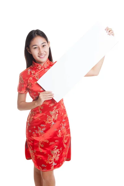 Азиатка в китайском платье из чонгсама с красным пустым знаком . — стоковое фото