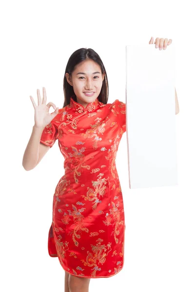 Ázsiai lány öltöztetős cheongsam kínai mutat az Ok-val piros üres si — Stock Fotó