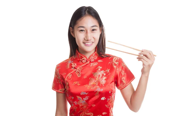 Asiatin im chinesischen Cheongsam-Kleid mit Stäbchen. — Stockfoto