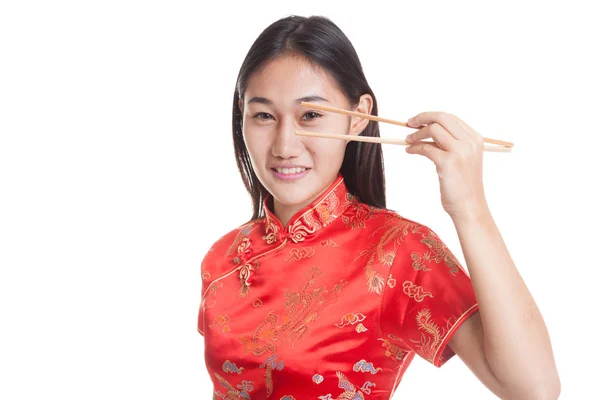 Asiatisk tjej i kinesiska cheongsam klänning med pinnar. — Stockfoto