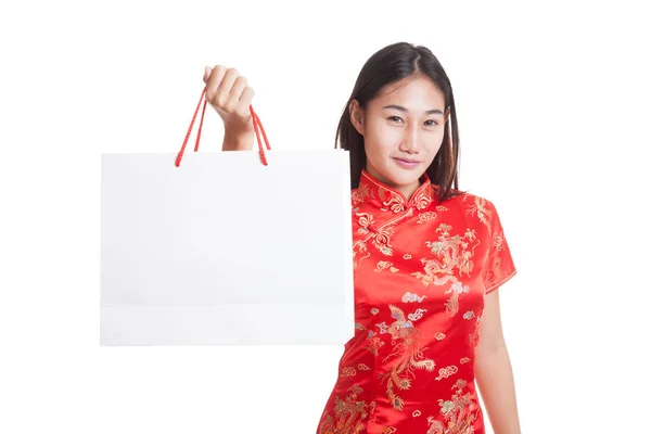 Aziatische meisje in chinese cheongsam jurk met boodschappentas. — Stockfoto