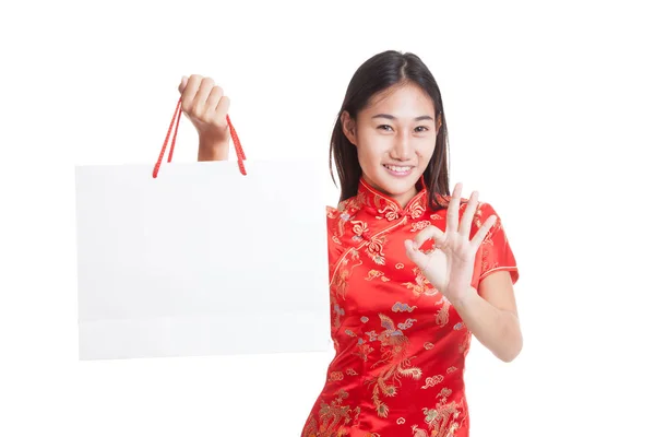 Aziatische meisje in chinese cheongsam jurk met boodschappentas. — Stockfoto