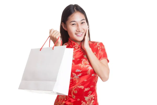 Chica asiática en cheongsam chino vestido con bolsa de compras . — Foto de Stock