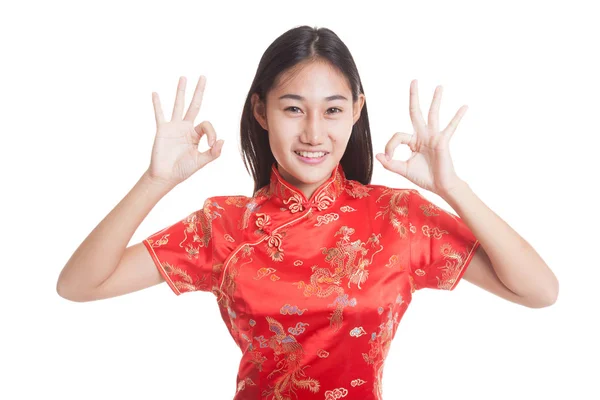 Asiatisk tjej i kinesiska cheongsam klänning visar Ok tecken. — Stockfoto
