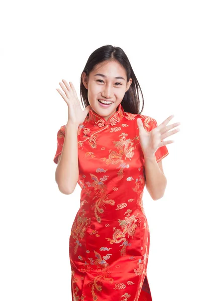 Eccitato ragazza asiatica in cinese cheongsam vestito . — Foto Stock