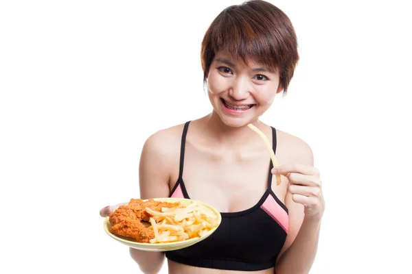 Schöne asiatische gesunde Mädchen essen Pommes und gefeuert Chicke — Stockfoto