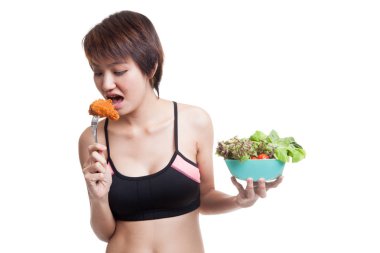 Salata ve ateş tavuk güzel Asyalı sağlıklı kız
